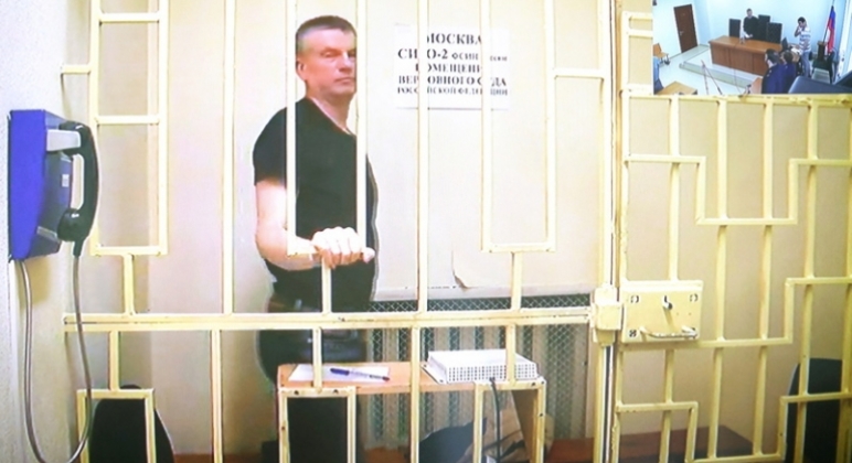 На фото: начальник главного управления кадров Минобороны РФ генерал-лейтенант Юрий Кузнецов (на экране) в режиме трансляции по видеосвязи из СИЗО.